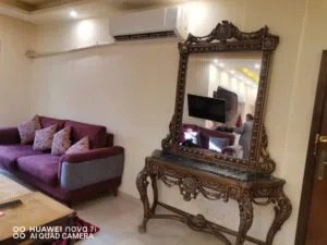 شقة مفروشه للايجار قرب حديقة طارق ودوار الشهداء غربيه جنوبيه مهويه من جميع الجهات طابق ارضي غرفتين ن