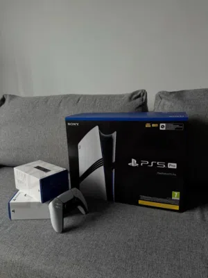 Ps5 pro انظف سوني و محافظ  عليه مع جميع ملحقاته مع البوكسات و جميع الوايرات