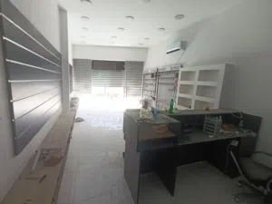 محل بيع عتبه في استاند و مكيف وباب مرش وطاولة بيع