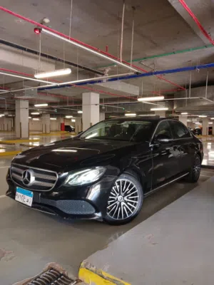 Sedan Mercedes Benz in Cairo