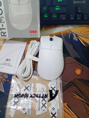 ماوس ألعاب Attack Shark R1 يدعم 3 أوضاع اتصال: • سلكي USB-C • لاسلكي 2.4 GHz • بلوتوث 5.2
