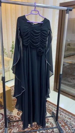 فستان اسود مقاس L