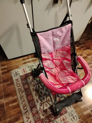 عرباية أطفال مستعملة بحالة الجديد ماركة اصلية