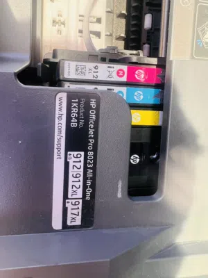 هذه طابعة HP OfficeJet Pro متعددة الوظائف وتتميز بتصميم أبيض وأسود مع شاشة تعمل باللمس.