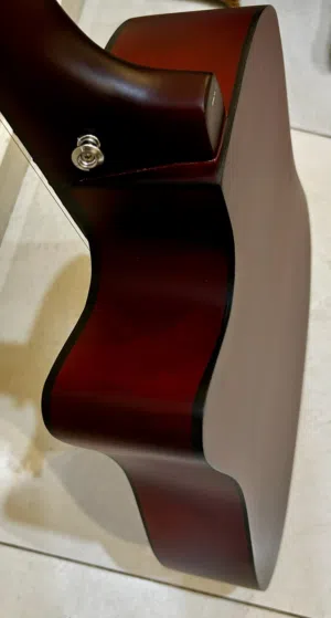 للبيع جيتار جديد غير مستخدم بالكرتون New Guitar