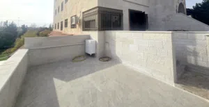 شقة ارضية فارغة للإيجار السنوي مجددة بالكامل مع كراج و مدخل وتراس خاص