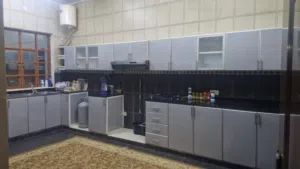 سكن غرف مفروشه بالكامل فرش جديد و نظيف كل غرفه بها حمام خاص شامل كل الفواتير بجوار شاطئ السيب 120