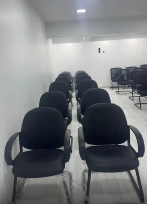 كراسي جديدة  دات جودة عاليةـ لم تستخدم و بعضها بتغليفها