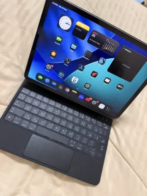 للبيع أيباد 11أنش (wifi) مع كيبورد الجيل الرابع