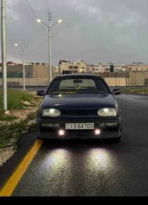 سيارة فولكسفاغن جولف MK3 1993 لون أزرق بحالة ممتازة للبيع