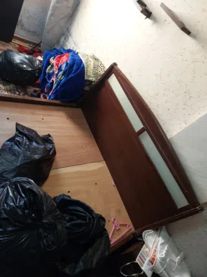 غرفه نوم ماستر تفصيل خشب عمرها 5 سنوات واقل لون بني كبيره جدا مع جرارين وتواليت ورفوف