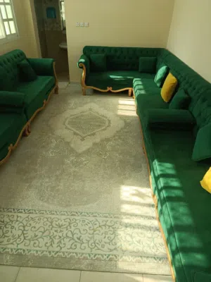 طقم كنب بحالة جيدة ويتسع عشرة اشخاص