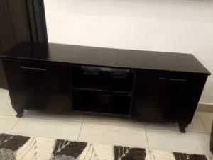 طاولة تلفزيون للبيع جديده