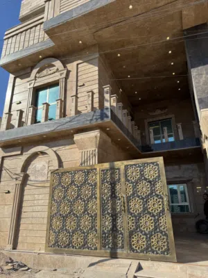 بيت مميز للبيع في الطويسه قرب العروسه ع شارع عريض 20 متر