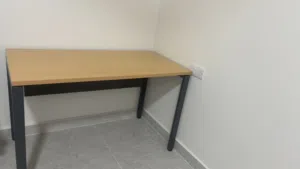 يوجد طاولتين مكتبيه وكرسي عدد 2 جديد غير مستخدم