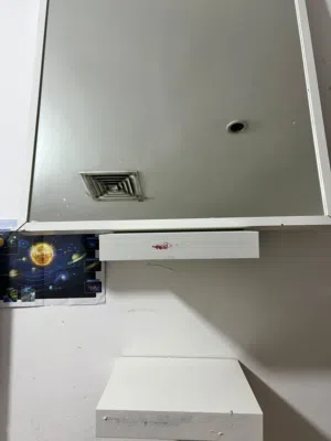مكتب وكرسي مكتب مع مرايا و رفين