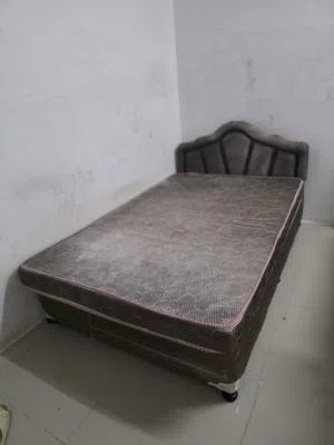 سرير نوم عريض