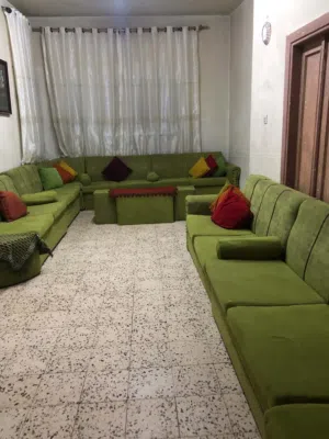 طقم كورنر مستعمل خفيف 14 مقعد مع طاولات ارضية خشب ممتازه
