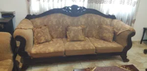 طقم كنب وطاولات وسط