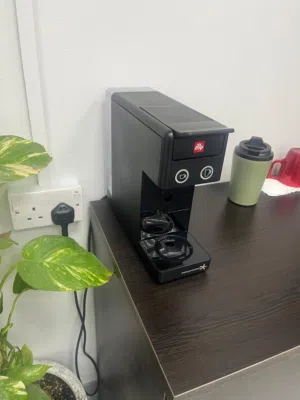 للبيع ماكينة قهوة illy Iperespresso جديدة قابل