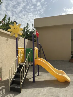 للبيع ألعاب أطفال خارجية (زحليقة + مراجيح) بحالة ممتاز