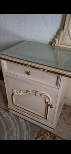 البيع تسريحه من اثاث مصري مستعمل اموره طيبه كما واضح ف الصوره البيع با 100 قابل لا تفاوض للي الجاد