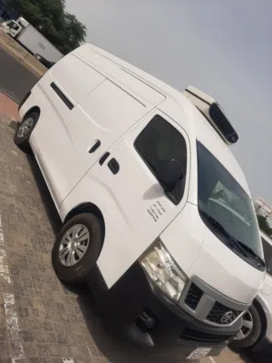 باص مقفل نيسان في ثلاج