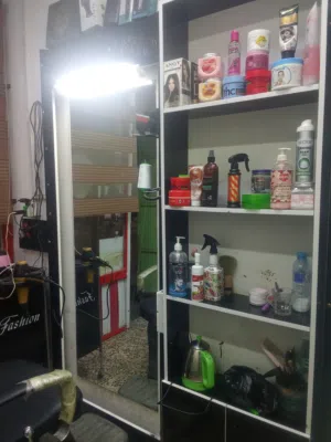 مرايات ثنين مع رف
