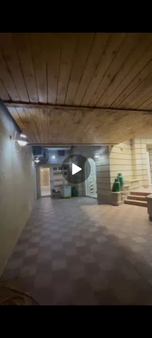 بيت حديث درجة اولى  مساحة 300  متر واجهة 10 يحتوي 4 غرف نوم و 3 حمام و كراج و حديقة موقع حي الجامعة