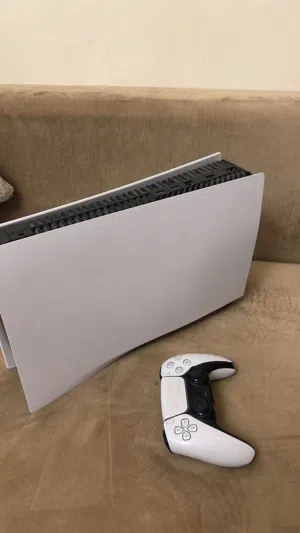 للبيع بلايستيشن 5 بحالة ممتازة جداً