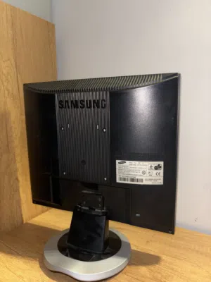 شاشة Samsung SyncMaster 713N