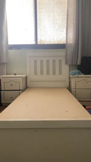 سرير ابيض مع درج