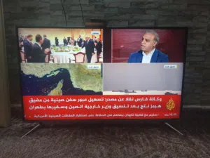 ثلاث شاشات احجام مختلفه عادي مش سمارت بحاله الوكاله