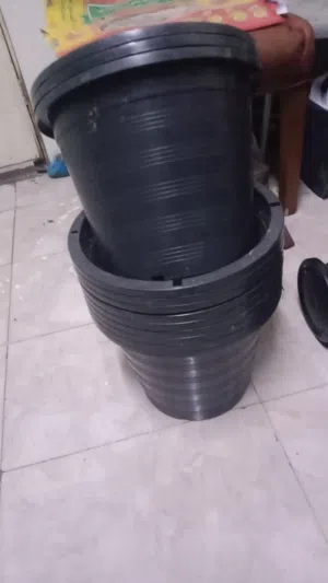 Plastic plant pot