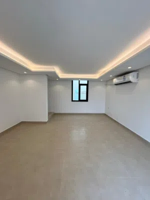 شقة سكنية للإيجار مع روف في الرميثية – مساحات واسعة وتشطيب ممتاز