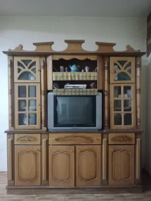 بوفيه مع تلفزيون وريسيڤر للبيع بسعر حرق