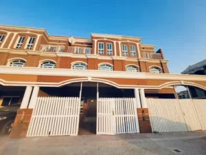 فيلا تاون هاوس للبيع على شارع محمد بن زايد مباشرة