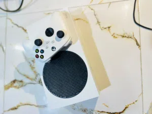 اكس بوكس سيريس اس للبيع فول نظافه اخو الجديد ما مستعمل ويا يده وسماعه وكيبلاته كلهن موجوده وياه حساب