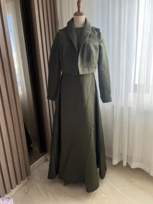 فستان سهرة أنيق مع جاكيت قصير – تصميم راقٍ