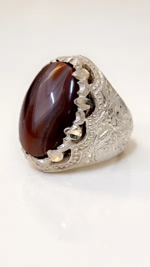 خاتم عقيق يماني جزع احمر داكن طبيعي وفضه برتاج ملكي درجة أولى