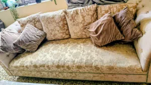 طقم كنب بحالة جيدة جدا مكون من كنبة 3 و كنبتين 2