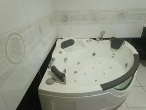 جاكوزي جديد للبيع جلاتينوووو عليه
