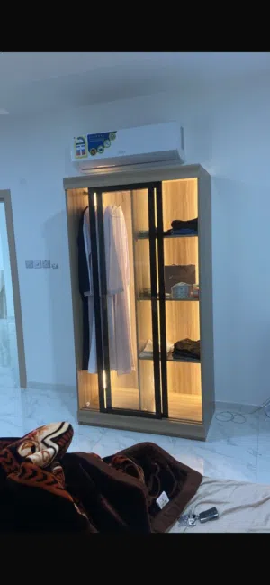 للبيع سرير مع كبت استعمال بسيط