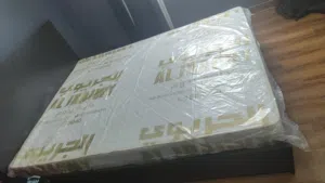 اسفنج طبي وسرير خشب هيكل