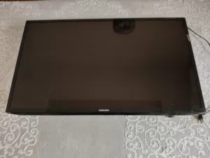 شاشة سامسونج بحالة ممتازة وما يشكي من شيء