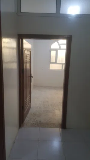 شقة للايجار ب90 الف جديدة تشطيب لوكس الموقع هايل شارع 16 اما مطعم الهلال للكباب  اقرء التفاصيل تحت