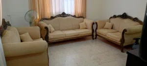 طقم كنب ثلاث قطع مجاني
