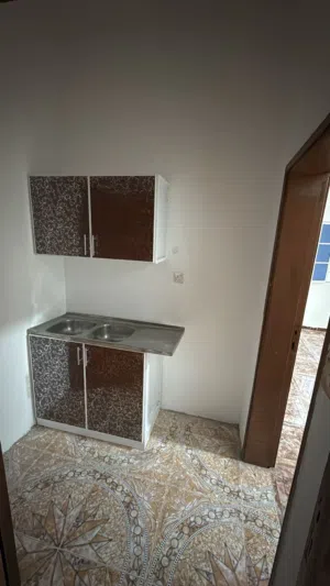 Family roomبالعذيبة استوديو غرفة و مطبخ خلف بناية تثمير مقابل مسجد العذيبة studio for rent in aziba