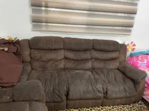طقم كنب دب أمريكي بحالة جيدة لازمه تنجيد ثلاثية وثنائية ما بفتح دون مقابل