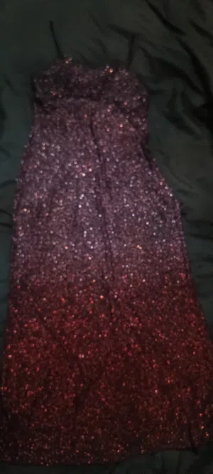 فستان سهرة طويل ناعم لمعته مموجة منه فيه راقي على اللبس صناعة كندية معه شال شيفون حجم كبير فتحة خلفي